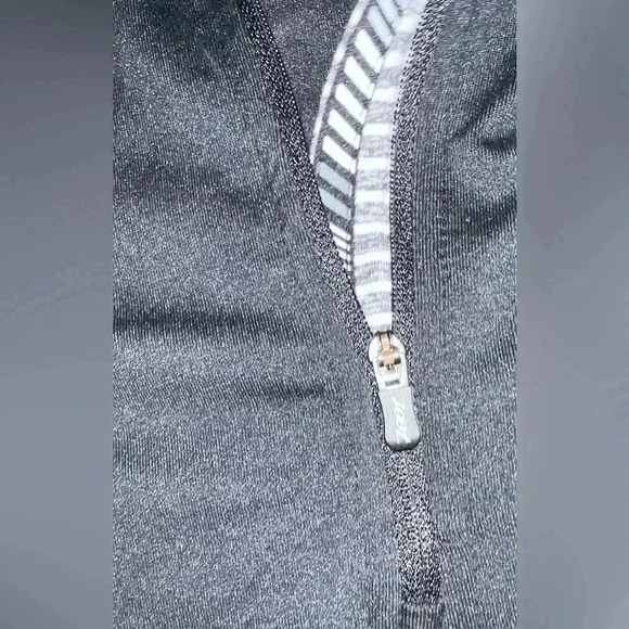 Zoot Elite Running 1/2 zip black with gray and white stripes - Picture 8 of 9